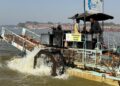 महाकुंभ में हर दिन त्रिवेणी संगम से ट्रैश स्कीमर निकाल रहा 10-15 टन कचरा, मशीन की क्षमता 13 क्यूबिक मीटर