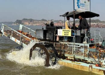 महाकुंभ में हर दिन त्रिवेणी संगम से ट्रैश स्कीमर निकाल रहा 10-15 टन कचरा, मशीन की क्षमता 13 क्यूबिक मीटर