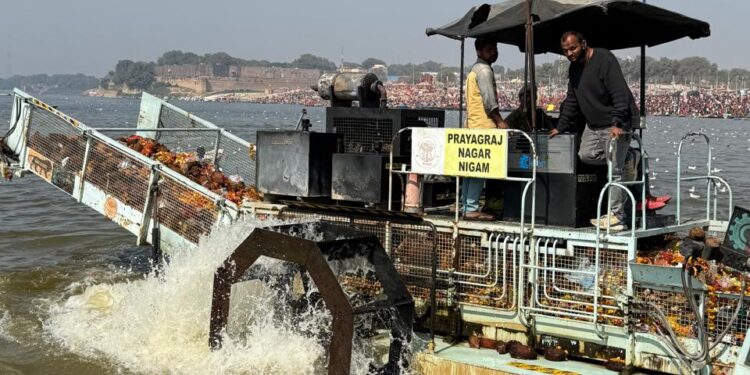 महाकुंभ में हर दिन त्रिवेणी संगम से ट्रैश स्कीमर निकाल रहा 10-15 टन कचरा, मशीन की क्षमता 13 क्यूबिक मीटर