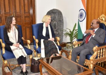 पश्चिम बंगाल के राज्यपाल से भूटान, नॉर्वे और फिलीपींस के गणमान्य व्यक्तियों ने की मुलाकात