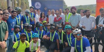 KOLKATA AIRPORT पर एएआई अखिल भारतीय रिले साइकिलिंग अभियान का निवेदिता दुबे ने हरी झंडी द‍िखाकर क‍िया शुभारंभ