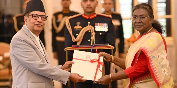 पांच देशों के राजदूतों ने राष्ट्रपति को किए अपने परिचय पत्र प्रस्तुत