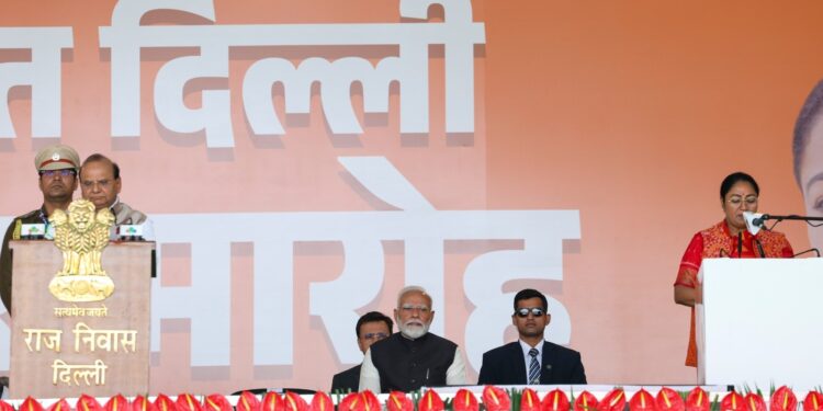 दिल्ली को चाैथी बार मिली महिला मुख्यमंत्री, रेखा गुप्ता को उपराज्यपाल ने दिलाई शपथ