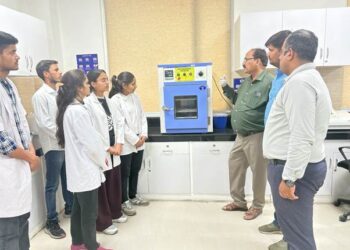 प्रधानमंत्री के आह्वान पर आयुष लैब्स ने खोले दरवाजे: ‘एक वैज्ञानिक के रूप में एक दिन’ पहल के तहत युवाओं ने विज्ञान और नवाचार की दुनिया में रखा कदम