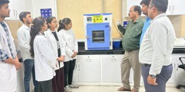 प्रधानमंत्री के आह्वान पर आयुष लैब्स ने खोले दरवाजे: ‘एक वैज्ञानिक के रूप में एक दिन’ पहल के तहत युवाओं ने विज्ञान और नवाचार की दुनिया में रखा कदम