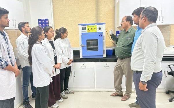 प्रधानमंत्री के आह्वान पर आयुष लैब्स ने खोले दरवाजे: ‘एक वैज्ञानिक के रूप में एक दिन’ पहल के तहत युवाओं ने विज्ञान और नवाचार की दुनिया में रखा कदम