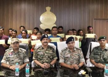 छत्तीसगढ़ : बीजापुर में सुरक्षा बलों को मिली बड़ी कामयाबी, 17 नक्सलियों ने किया आत्मसमर्पण