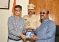 राजभवन में विनोद सिंह ने महामहिम से मुलाकात की और उनके द्वारा लिखित पुस्तक – भारत में स्कूल शिक्षा 2024 – राष्ट्रीय शिक्षा नीति 2020 के बाद से परिवर्तन प्रस्तुत की