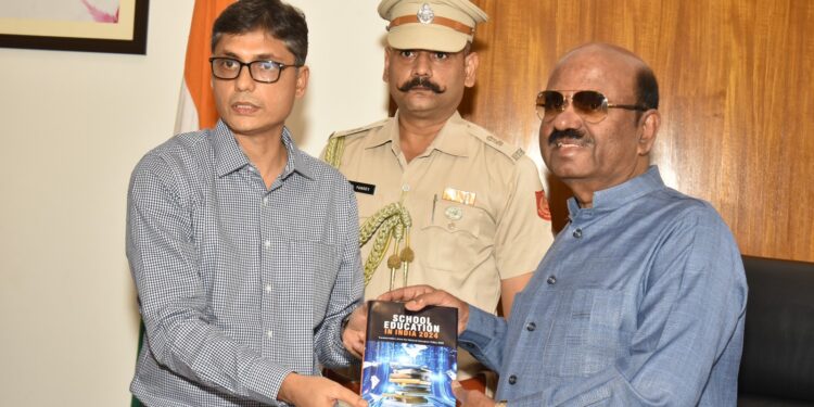 राजभवन में विनोद सिंह ने महामहिम से मुलाकात की और उनके द्वारा लिखित पुस्तक – भारत में स्कूल शिक्षा 2024 – राष्ट्रीय शिक्षा नीति 2020 के बाद से परिवर्तन प्रस्तुत की