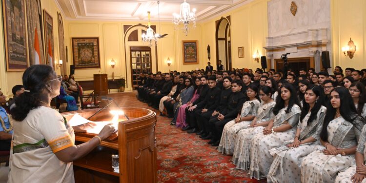 तकनीक है सिर्फ एक उपकरण मानवीय मूल्यों का विकल्प नहीं :  राष्ट्रपति