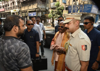 रामनवमी : राज्‍यपाल ने कोलकाता के कई हिस्सों का किया दौरा , सड़कों पर लोगों से की बातचीत