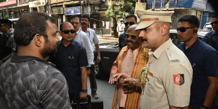 रामनवमी : राज्‍यपाल ने कोलकाता के कई हिस्सों का किया दौरा , सड़कों पर लोगों से की बातचीत