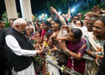 प्रधानमंत्री मोदी पहुंचे कोलंबो, हवाई अड्डे पर हुआ भव्य स्वागत