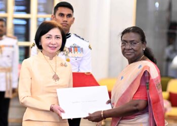 छह देशों के राजदूतों ने आज राष्ट्रपति द्रौपदी मुर्मू को अपने-अपने परिचय-पत्र किए प्रस्तुत