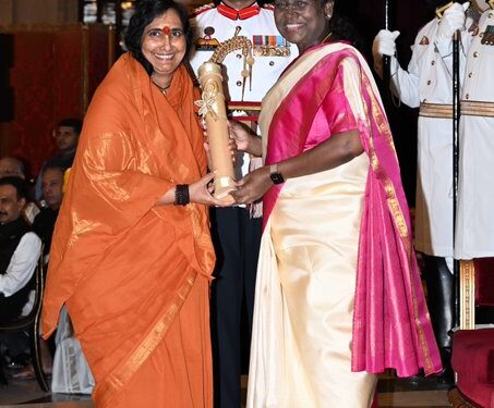 Padma Awards 2025 : राष्ट्रपति मुर्मू ने 71 हस्तियों को पद्म पुरस्कार से किया सम्मानित