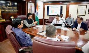केंद्रीय मंत्री श्री राम मोहन नायडू ने सुरक्षा, यात्री सुविधा और एयरलाइन प्रदर्शन पर नागर विमानन मंत्रालय की समीक्षा बैठक की अध्यक्षता की