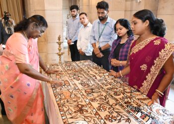 राष्ट्रपति मुर्मू ने झारखंड, ओडिशा और पश्चिम बंगाल के सोहराय, पटचित्र और पटुआ कला के कलाकारों से की मुलाकात