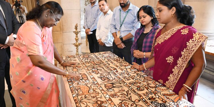 राष्ट्रपति मुर्मू ने झारखंड, ओडिशा और पश्चिम बंगाल के सोहराय, पटचित्र और पटुआ कला के कलाकारों से की मुलाकात