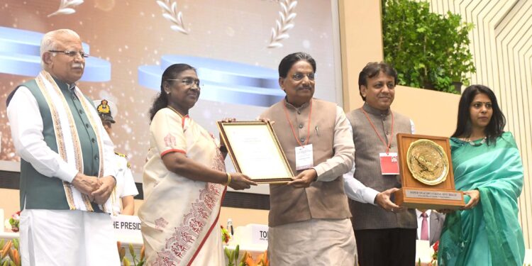 राष्ट्रपति ने स्वच्छ सर्वेक्षण 2024-25 पुरस्कार किए प्रदान, इंदौर, सूरत, नवी मुंबई प्रीमियर सुपर स्वच्छ लीग में हुए शामिल