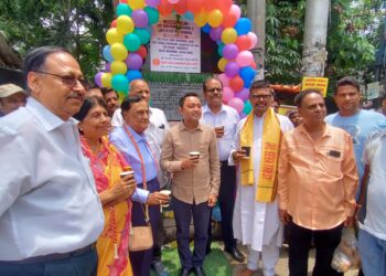 श्री काशी विश्वनाथ सेवा समिति द्वारा केष्टोपुर कॉलेज मोड़ वि० आई० पी० रोड पर हुआ जल प्याऊ का उद्घाटन