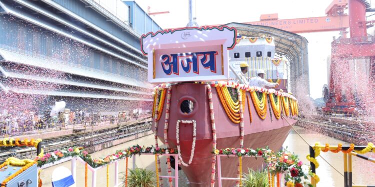 एंटी-सबमरीन वारफेयर शैलो वाटर क्राफ्ट जहाज अजय का हुआ जलावतरण