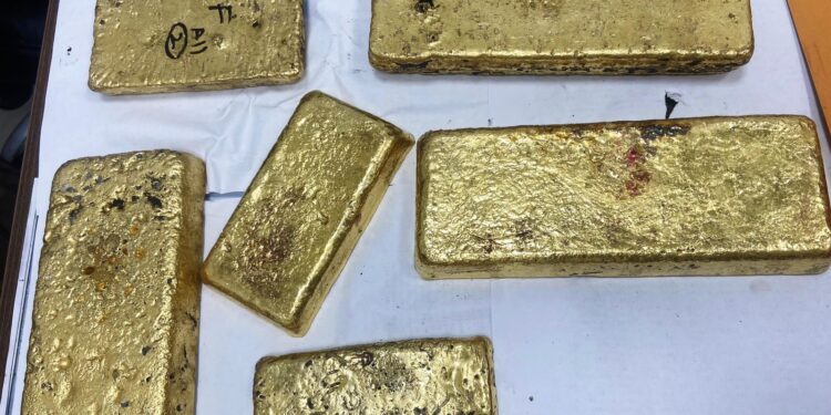 Surat International Airport पर 25.57 करोड़ रुपये मूल्य का 24.827 किलोग्राम सोना ज़ब्त, दो व्यक्ति गिरफ्तार