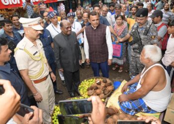 राज्यपाल डॉ. सी.वी. आनंद बोस पहुंचे दुर्गापुर स्थित सब्जी मंडी, पी चाय, जाना सब्‍जी व‍िक्रेताओं का हाल