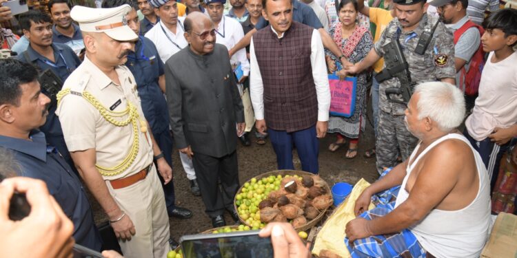 राज्यपाल डॉ. सी.वी. आनंद बोस पहुंचे दुर्गापुर स्थित सब्जी मंडी, पी चाय, जाना सब्‍जी व‍िक्रेताओं का हाल