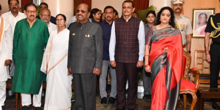 सीएम ममता बनर्जी ने स्वतंत्रता दिवस के मौके पर राज्यपाल बोस से की मुलाकात