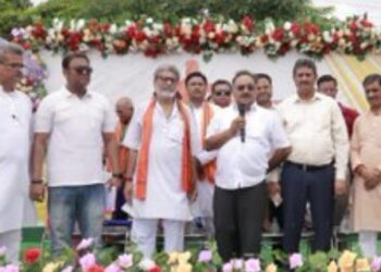 TMC ने स्वामी विवेकानंद और BJP ने नरेन्द्र कप फुटबॉल टूर्नामेंट किए शुरू