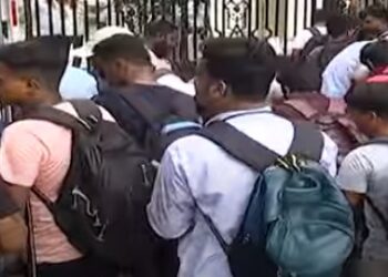 TET 2022 : 200 अभ्यर्थियों ने प्राथमिक और उच्च प्राथमिक विद्यालयों में भर्ती की मांग को लेकर पश्चिम बंगाल विधानसभा के सामने किया प्रदर्शन