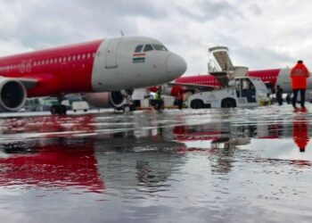 कोलकाता में मूसलाधार बारिश से हवाई, रेल और सड़क परिवहन हुआ प्रभावित, करंट लगने से 9 लोगों की हुई मौत