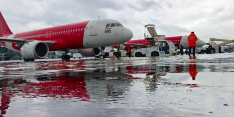 कोलकाता में मूसलाधार बारिश से हवाई, रेल और सड़क परिवहन हुआ प्रभावित, करंट लगने से 9 लोगों की हुई मौत