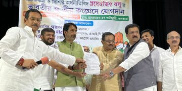 अर्थशास्त्री और पूर्व माकपा नेता प्रसेनजीत बोस कांग्रेस में हुए शामिल