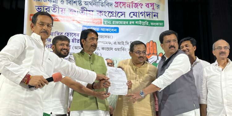 अर्थशास्त्री और पूर्व माकपा नेता प्रसेनजीत बोस कांग्रेस में हुए शामिल