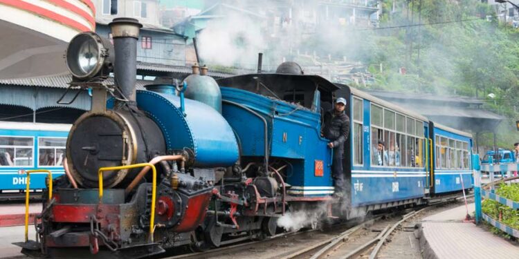 गुरुवार से लोकप्रिय ‘दार्जिलिंग टॉय ट्रेन’ सेवा फिर से होगी शुरू