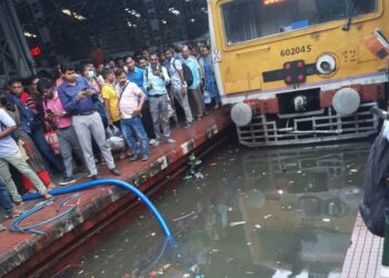 कोलकाता में मूसलाधार बारिश से हवाई, रेल और सड़क परिवहन हुआ प्रभावित, करंट लगने से 9 लोगों की हुई मौत