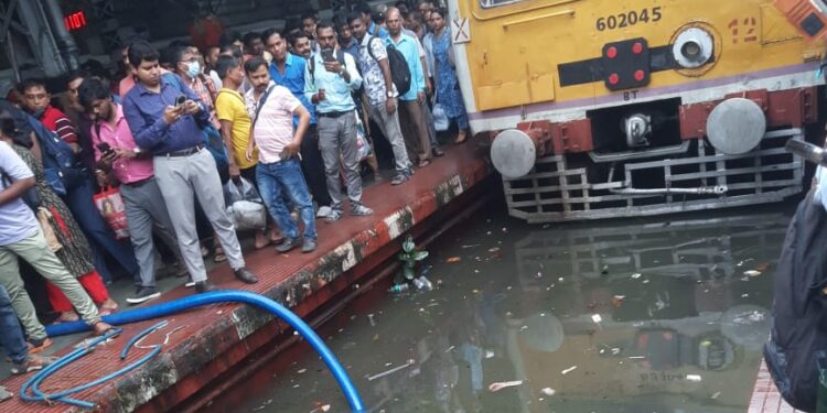 कोलकाता में मूसलाधार बारिश से हवाई, रेल और सड़क परिवहन हुआ प्रभावित, करंट लगने से 9 लोगों की हुई मौत