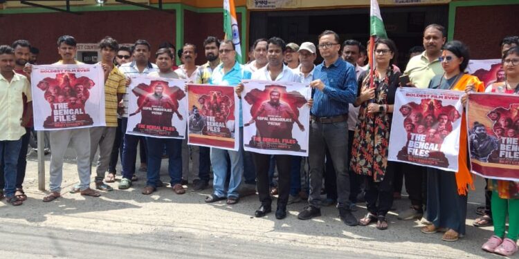 फिल्म ‘द बंगाल फाइल्स’ को प्रदर्शित करने की मांग को लेकर सिनेमाघर के बाहर हुआ विरोध प्रदर्शन