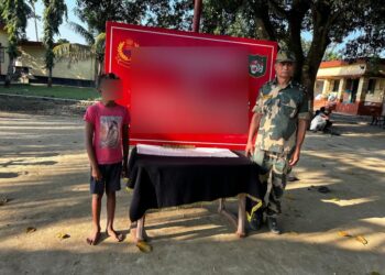 उत्तर 24-परगना जिले से बीएसएफ ने एक नाबालिग लड़के को 11 सोने के बिस्कुट के साथ क‍िया ग‍िरफ्तार