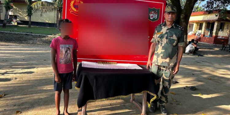 उत्तर 24-परगना जिले से बीएसएफ ने एक नाबालिग लड़के को 11 सोने के बिस्कुट के साथ क‍िया ग‍िरफ्तार