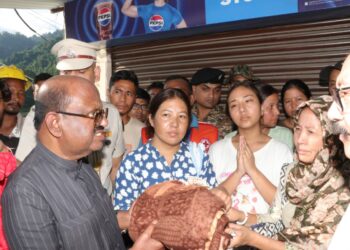 दार्जिलिंग पहुँचे राज्‍यपाल बोस, बागडोगरा पहुँचते ही, ज़मीनी हालात का ल‍िया जायज़ा