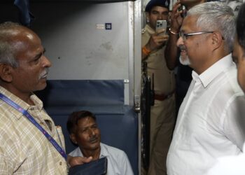 पूर्वी रेलवे के महाप्रबंधक ने छठ पर्व के दौरान सुरक्षित और निर्बाध यात्री यात्रा के लिए किए गए विभिन्न उपायों की दी जानकारी