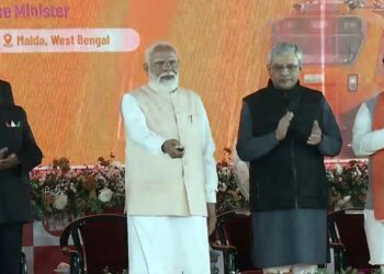 प्रधानमंत्री ने पश्चिम बंगाल के मालदा में ₹3,250 करोड़ से अधिक की रेल और सड़क बुनियादी ढांचा परियोजनाओं के उद्घाटन और शिलान्यास की झलकियाँ साझा कीं