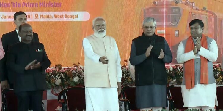 प्रधानमंत्री ने पश्चिम बंगाल के मालदा में ₹3,250 करोड़ से अधिक की रेल और सड़क बुनियादी ढांचा परियोजनाओं के उद्घाटन और शिलान्यास की झलकियाँ साझा कीं