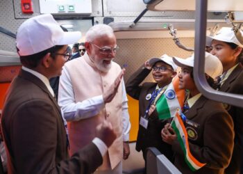 प्रधानमंत्री ने पश्चिम बंगाल के मालदा में ₹3,250 करोड़ से अधिक की रेल और सड़क बुनियादी ढांचा परियोजनाओं के उद्घाटन और शिलान्यास की झलकियाँ साझा कीं