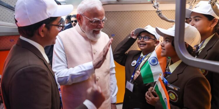 प्रधानमंत्री ने पश्चिम बंगाल के मालदा में ₹3,250 करोड़ से अधिक की रेल और सड़क बुनियादी ढांचा परियोजनाओं के उद्घाटन और शिलान्यास की झलकियाँ साझा कीं