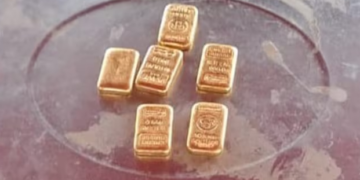 बीएसएफ ने नदिया में एक करोड़ रुपये का सोना किया जब्त, तस्‍कर ग‍िरफ्तार