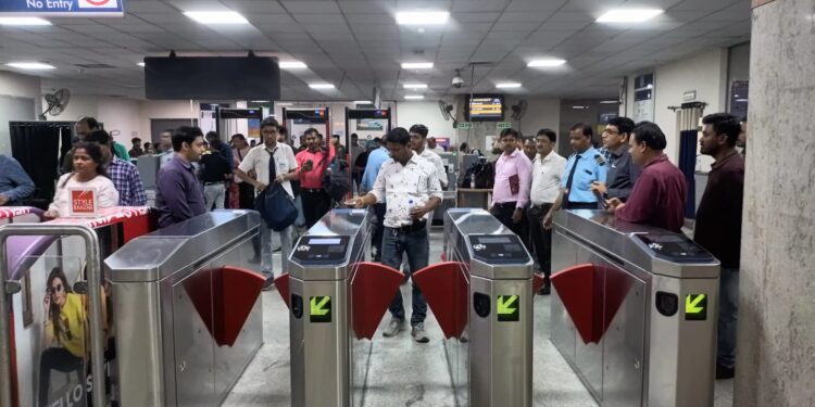 कोलकाता मेट्रो : साल्टलेक सेक्टर फाइव मेट्रो स्टेशन पर तीन नए एएफसी पीसी गेट हुए चालू