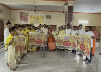 श्री श्रीधरानन्द सरस्वती जी महाराज के करकमलों द्वारा हुआ श्रीमद् भागवत कथा के पोस्टर का भव्य विमोचन